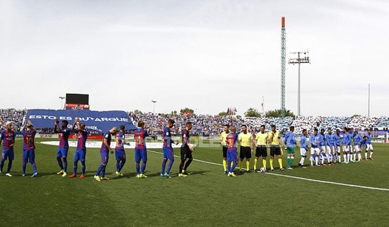 Los jugadores del F.C. Barcelona y C.D. Leganés en el partido que ambos disputaron en Butarque