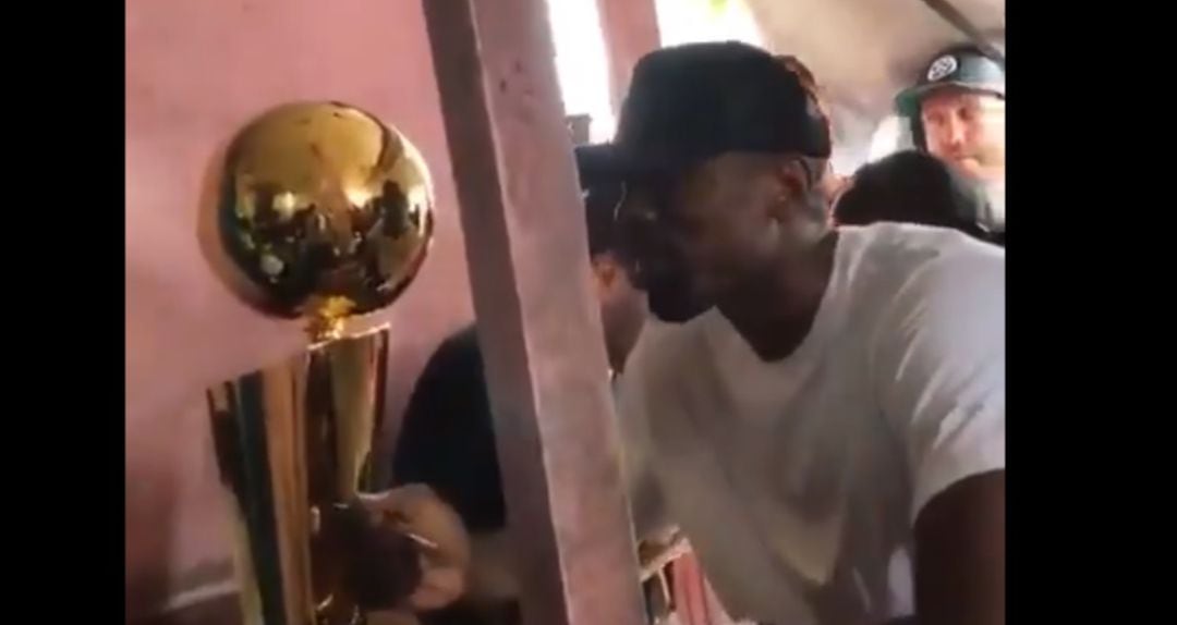 Ibaka regresa 15 años después al restaurante al que mendigaba comida de niño