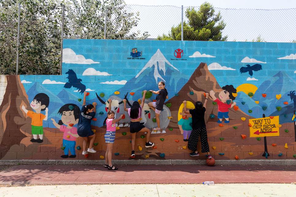 Niños y niñas en los programas de Save The Children en València