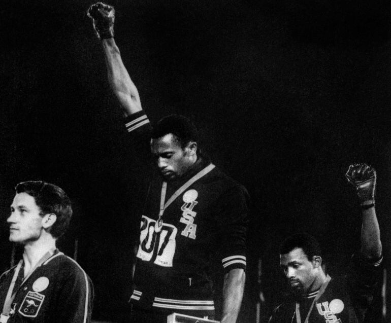 Tommie Smith y John Carlos y el australiano Peter Norman, en el podio de los 200 metros de los JJ OO de México 1968