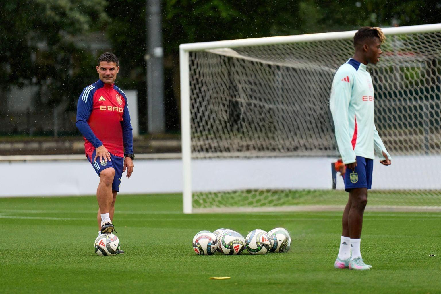 El murciano Antonio Gómez, uno de los preparadores físicos de la selección española, junto a Nico Williams en un entrenamiento durante la UEFA Nations League en junio 2025