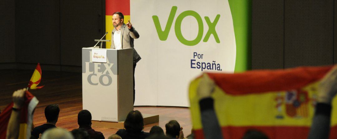 Santiago Abascal visita A Coruña en un acto de campaña electoral