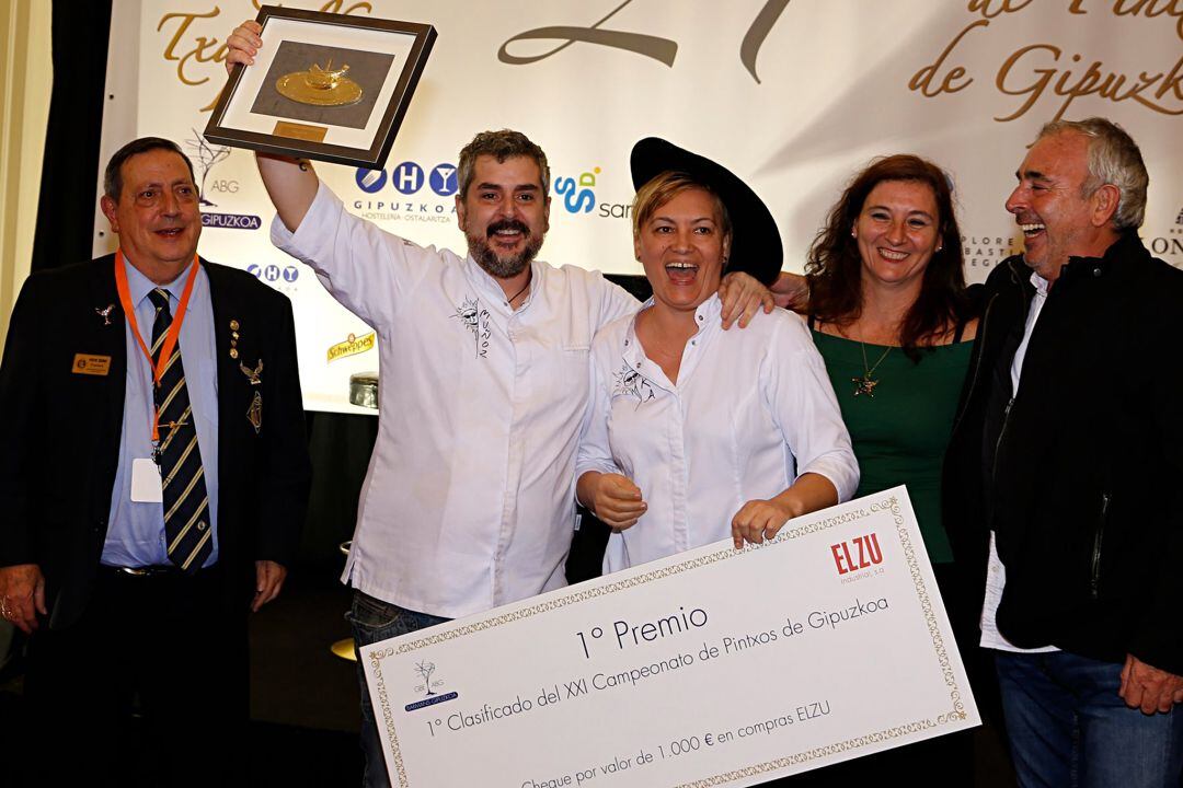 Mikel Muñoz y Mikaela Pop, recibiendo el Primer Premio del Campeonato de Gipuzkoa de Pintxos.