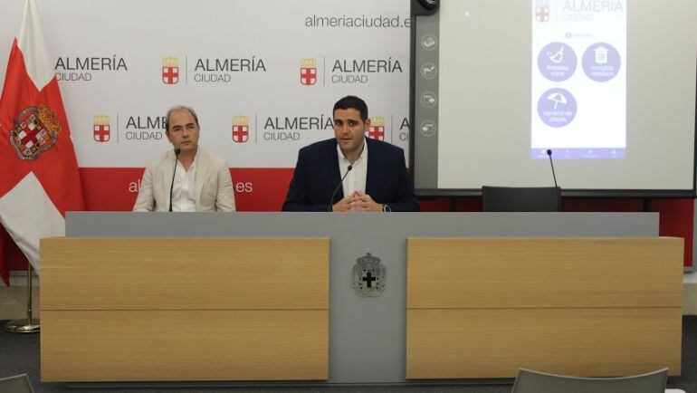 Presentación de la nueva app por el concejal Juanjo Alonso.