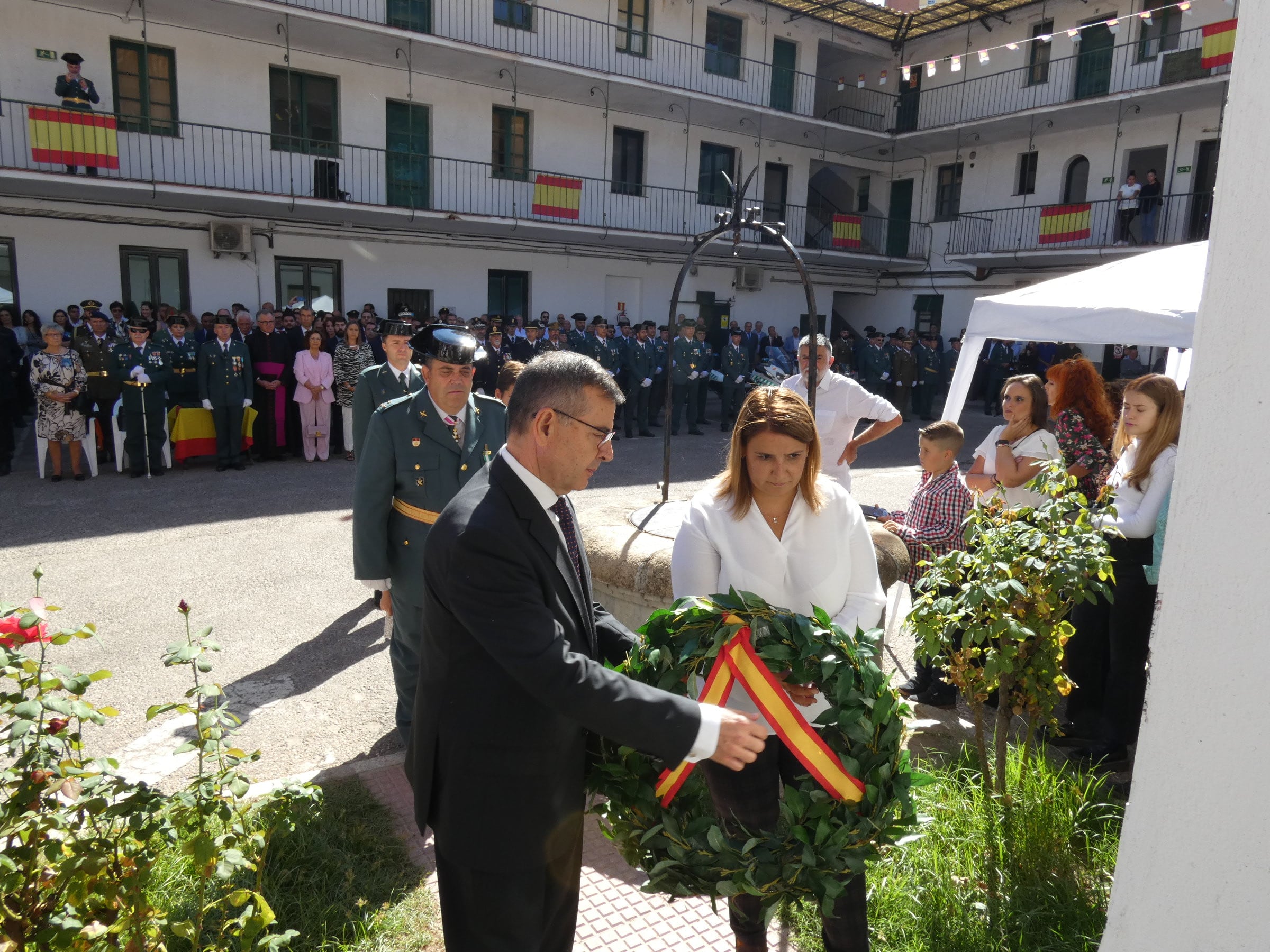 La alcaldesa y el subdelegado del Gobierno han depositado la corona de laurel junto a la imagen de la patrona en el Cuartel, como homenaje a los caídos