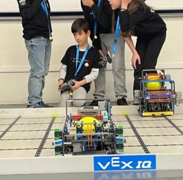 Salera acoge la competición educativa VEX Robotics en Castellón
