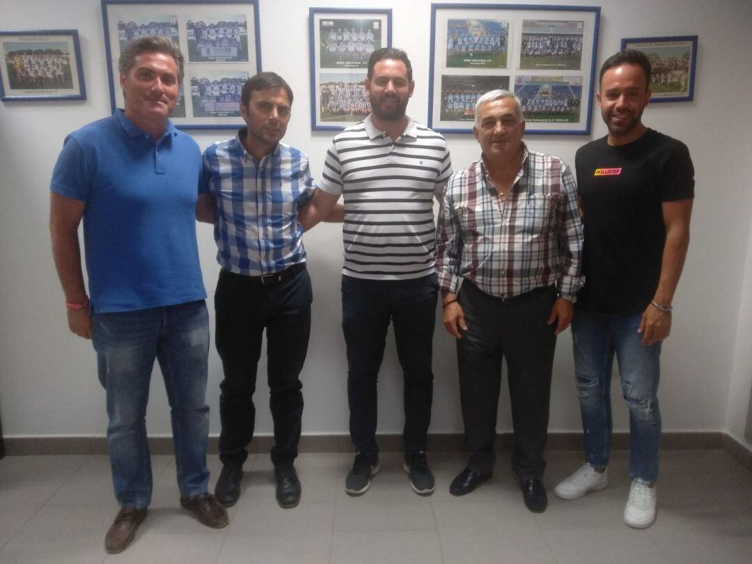 Juanjo Durán en el centro de la imagen es el nuevo entrenador del Jerez Industrial CF 