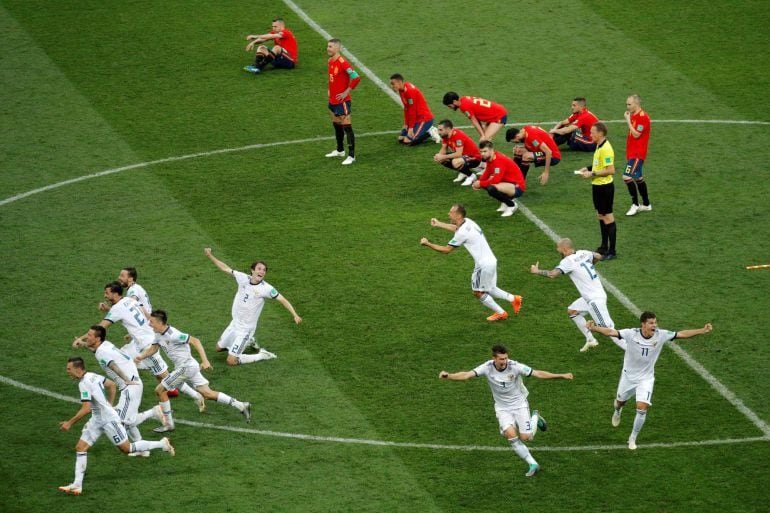 Los jugadores españoles muestran su desolación al caer eliminados y los rusos celebran su pase a cuartos