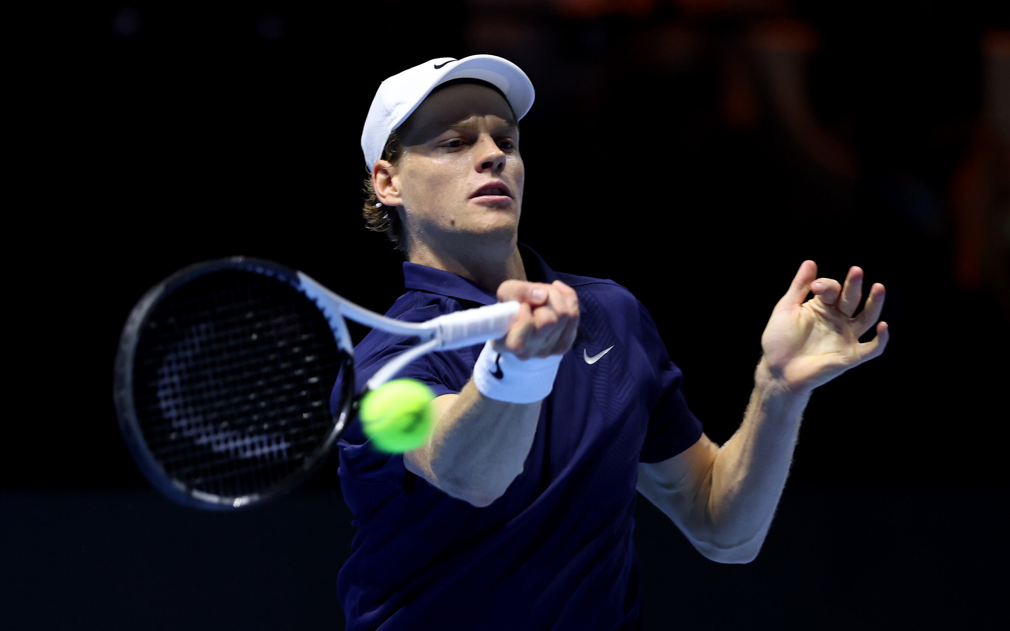 Jannik Sinner juega contra Stefanos Tsitsipas en la Six Kings Slam