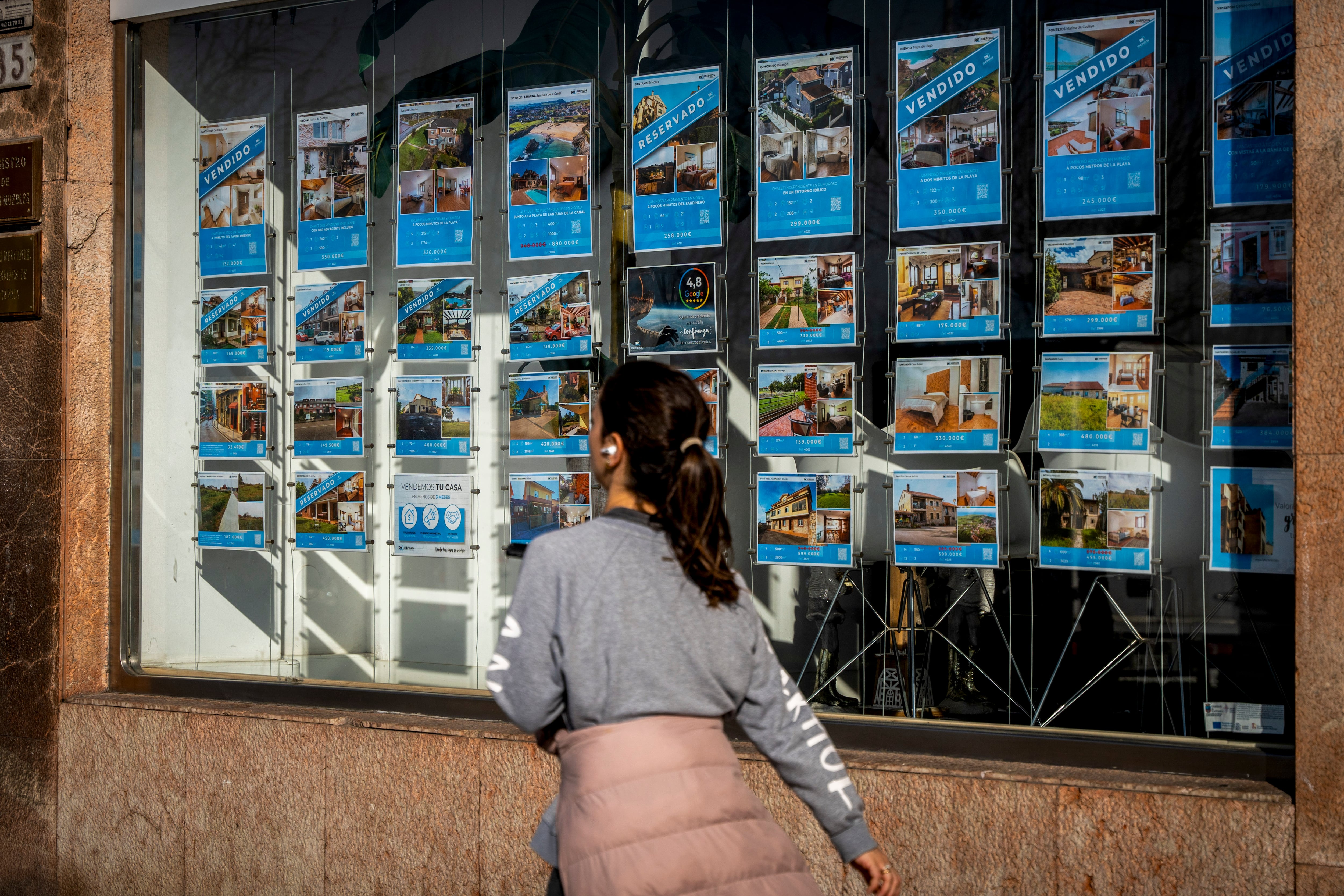 SANTANDER (ESPAÑA), 20/02/2025.- Una mujer pasa junto a una inmobiliaria. EFE/ Román G. Aguilera