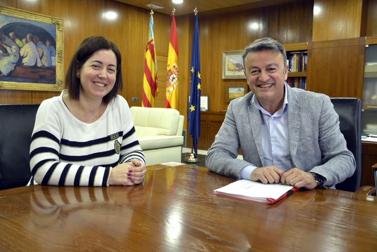 El alcalde de Xàbia, José Chulvi y la concejala de Infancia, Montse Villaverde.