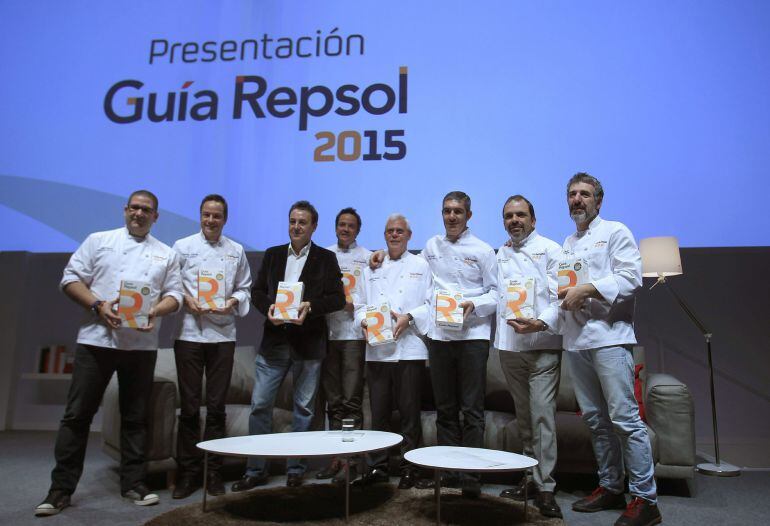 Los nuevos cocineros con tres soles posan junto al periodista José Ribagorda, tras la presentación celebrada en Madrid.