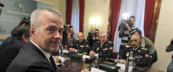 El ministro del Interior, Antonio Camacho, durante la reunión que mantuvo esta mañana con los responsables de la lucha antiterrorista de la Policía y de la Guardia Civil para analizar el comunicado en el que ETA anunció ayer el &quot;cese definitivo de su acti