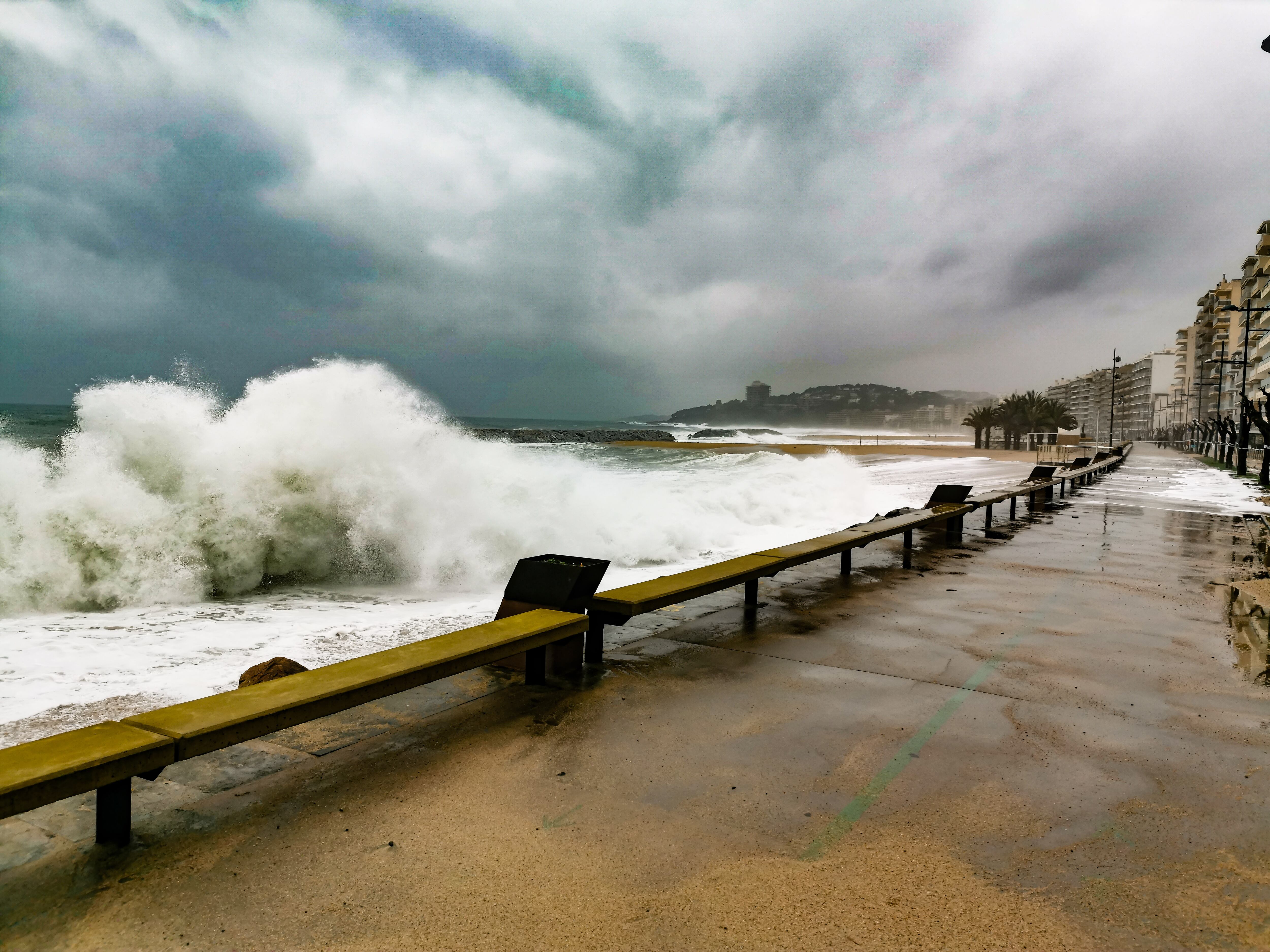 Bajan las temperaturas y hasta 12 provincias estarán en aviso por lluvias y tormentas este lunes.