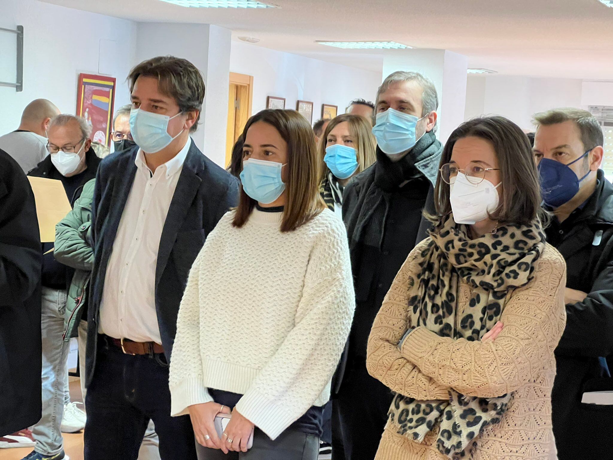 Javier Ayala, junto a la nueva sectretaria general del PSOE local, Mónica Sebastián, y la edil Raquel López