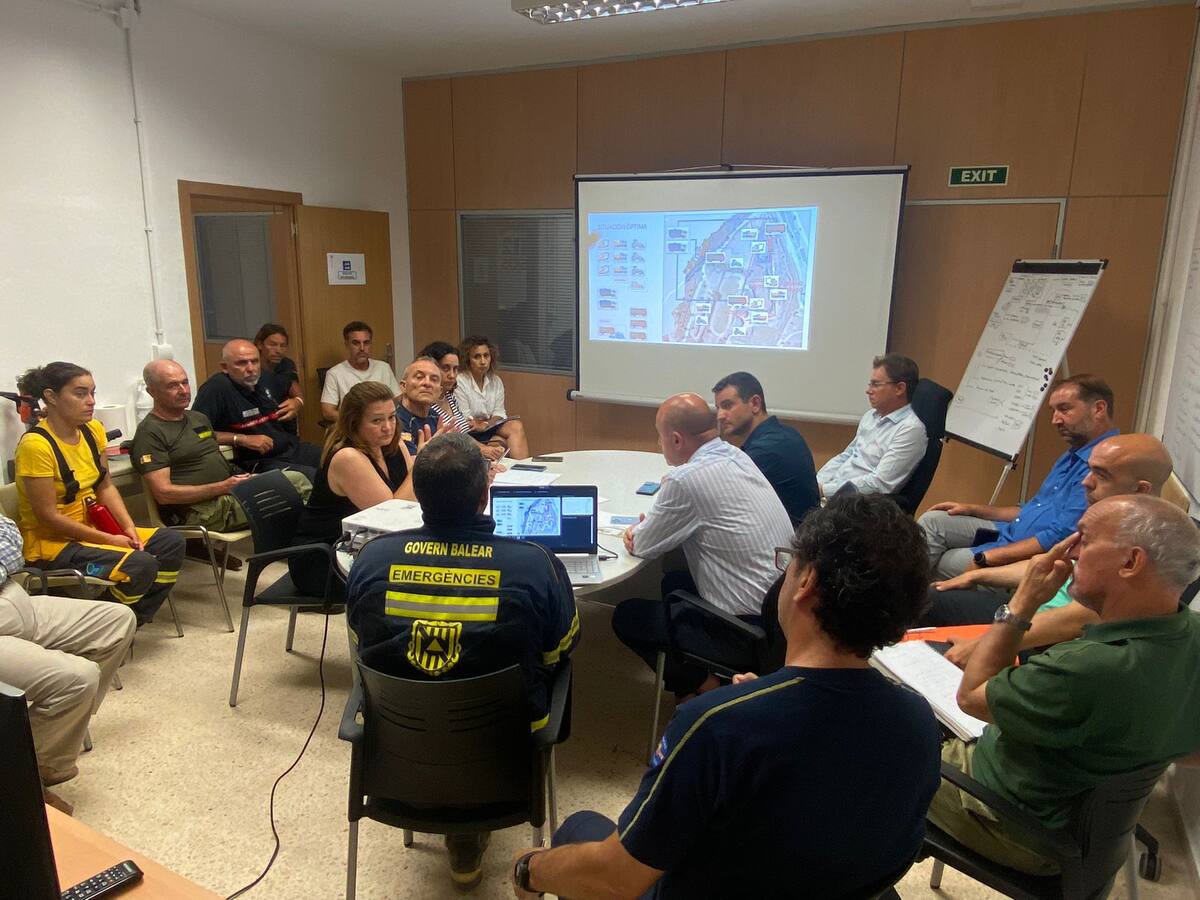 Baleares pide medios al Gobierno para extinguir el incendio de la planta de biomasa de Ibiza