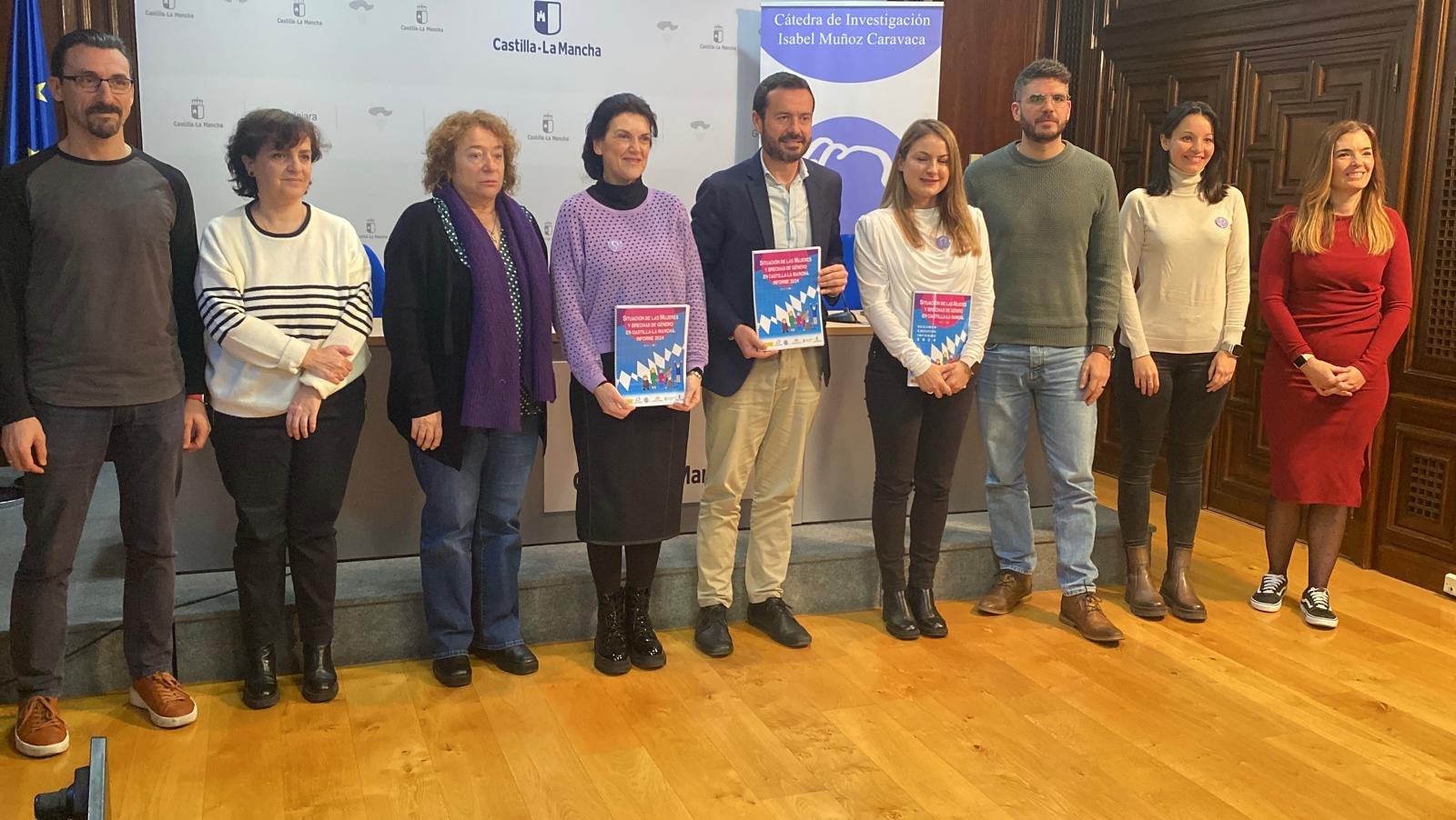 Parte del equipo de investigación de la cátedra junto al delegado de la Junta de Castilla-La Mancha