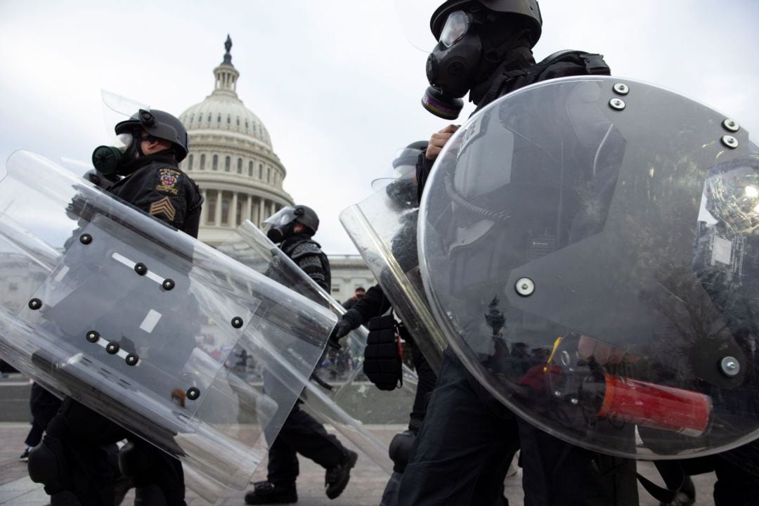 La policía respondió ante los manifestantes seguidores de Donald Trump quienes irrumpieron en el Capitolio