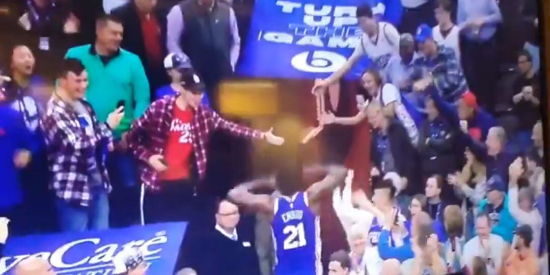 Joel Embiid, en el momento en el que abandonaba la cancha