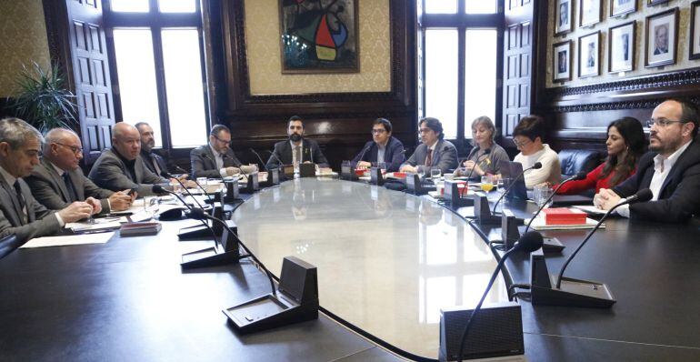 El president del Parlament, Roger Torrent, amb la resta de membres, a la reunió de la Mesa del 3 d'abril de 2018
