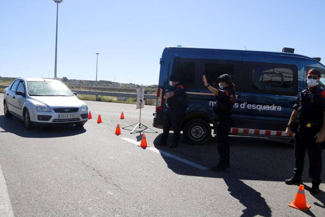 Los Mossos hacen controles en las carreteras durante el inicio del confinamiento en la comarca de Segrià