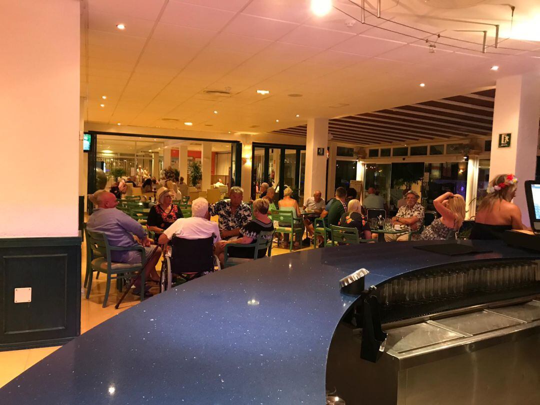 Turistas en un hotel de la zona de Es Canar