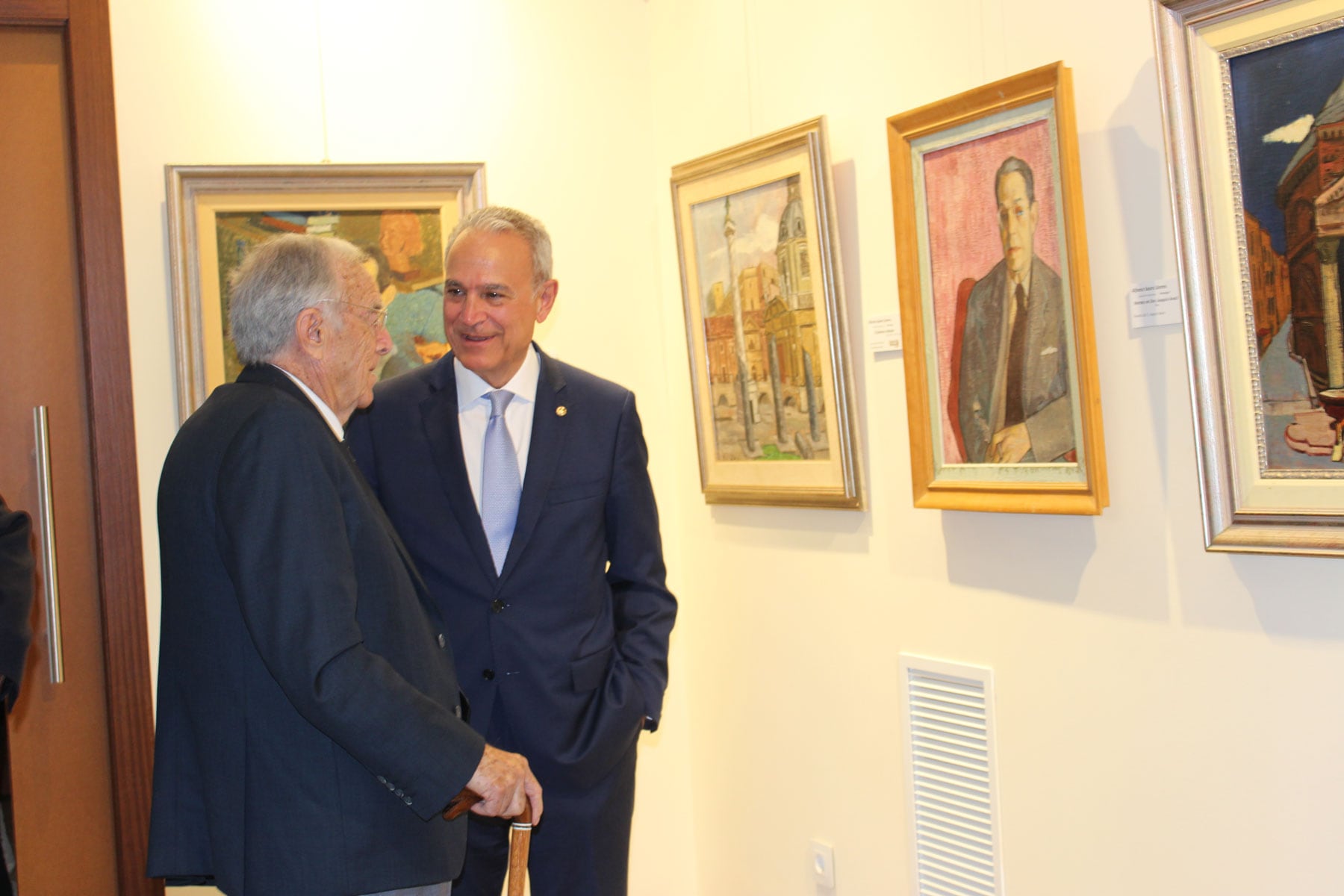 Alfonso Saura conversando con Indalecio Carbonell ante uno de los cuadros del propio pintor