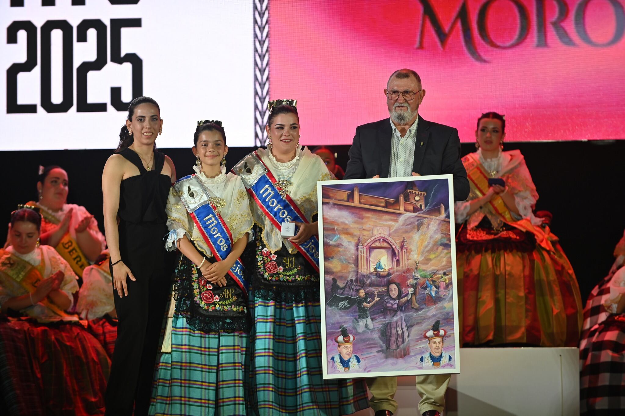 Angel, con el cuadro que le entregaba la comparsa