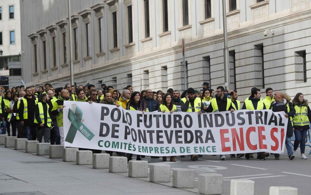 Trabajadores directos, de empresas auxiliares, transportistas y forestales de las fábricas de Ence de toda España llegan ante el Congreso este jueves durante la manifestación contra el cierre de la planta de Pontevedra.