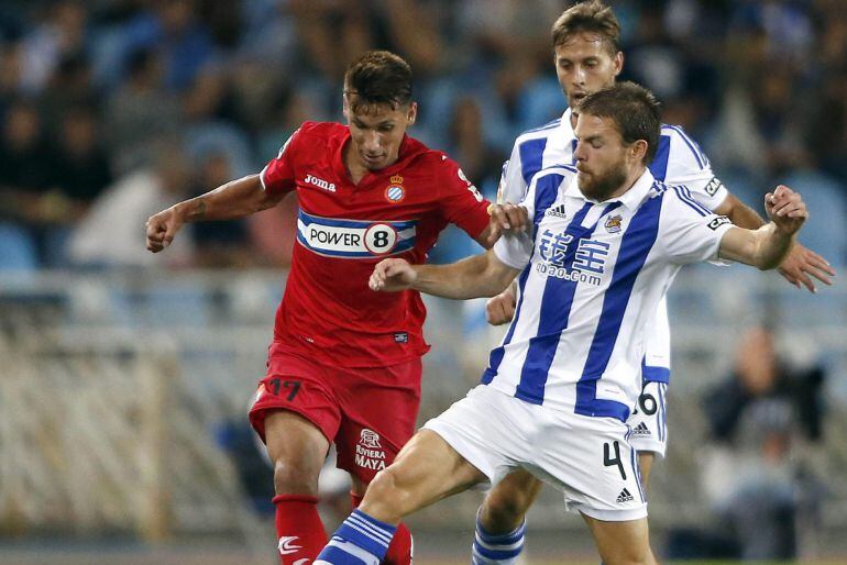 Asier Illarramendi lucha un balón con el paraguayo Hernán Pérez