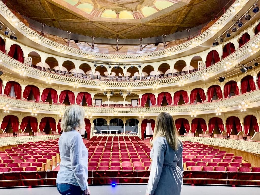 Marisa Brihuega y Amanda Real observan el patio de butacas desde el escenario del Teatro Falla