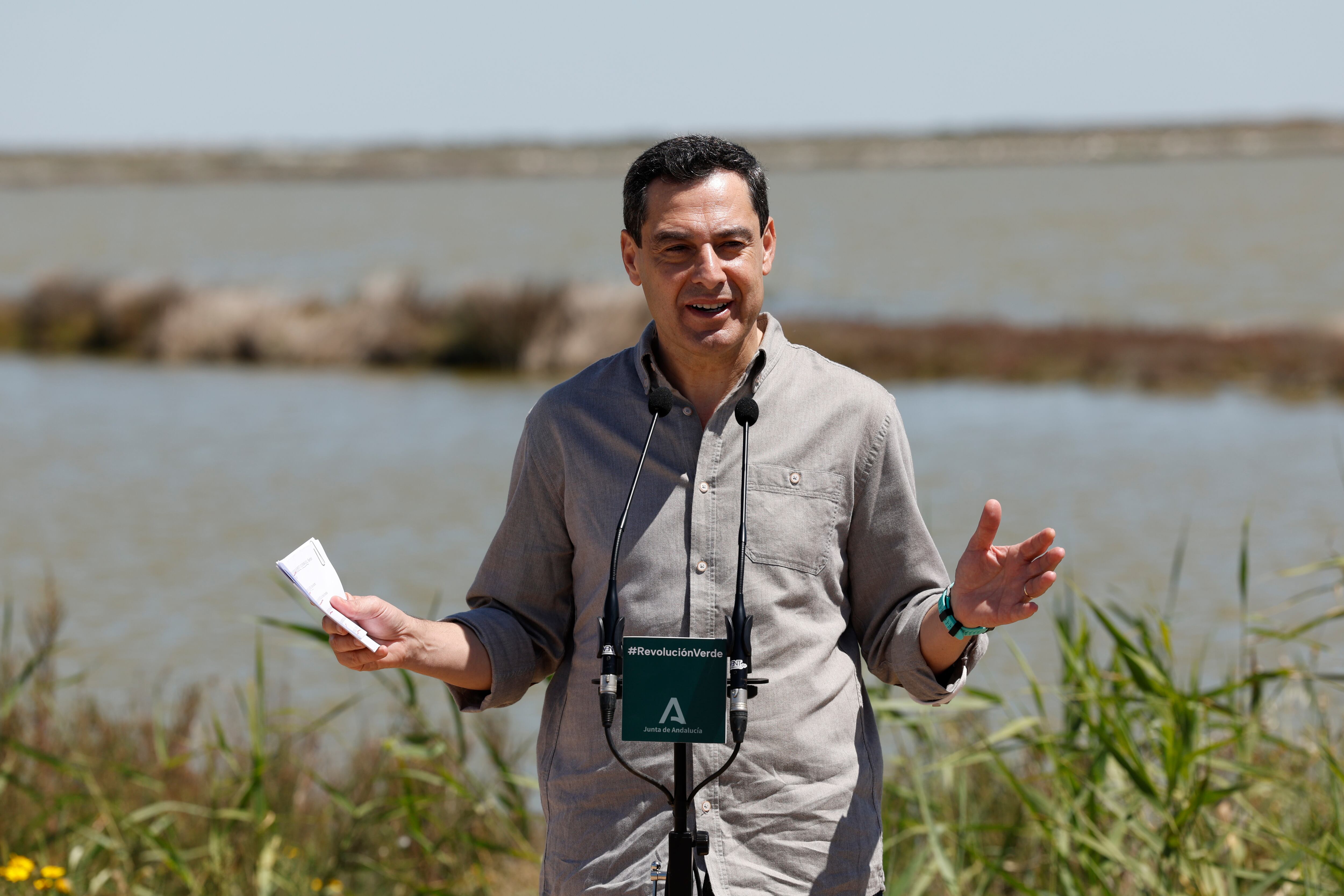 ISLA MAYOR (SEVILLA), 24/04/2024.- El presidente de la Junta de Andalucía, Juanma Moreno, interviene durante su visita este miércoles la finca Veta la Palma, en Isla Mayor (Sevilla), adquirida por la Junta para su incorporación al parque natural de Doñana. EFE/ Julio Muñoz
