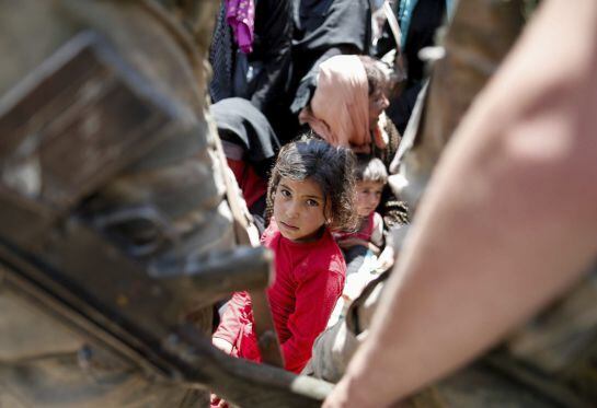 Refugiados sirios esperan cruzar desde su país la frontera que les separa de Turquía. EFE/SEDAT SUNA