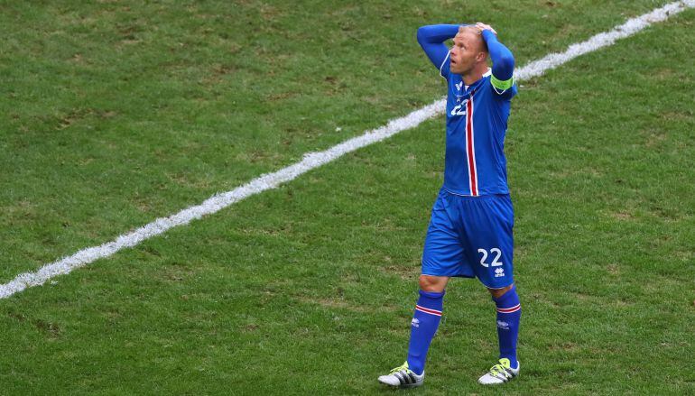 Gudjohnsen se lamenta tras la eliminación de su selección en la Eurocopa