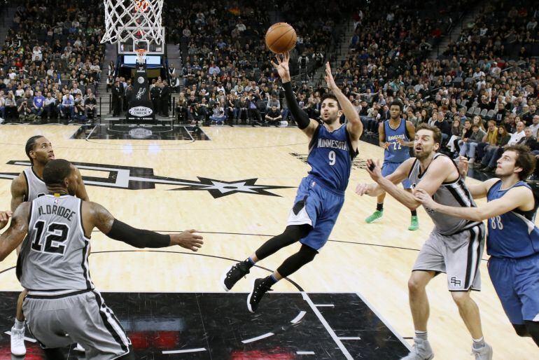 Ricky Rubio entra a canasta ante la mirada de Pau Gasol.