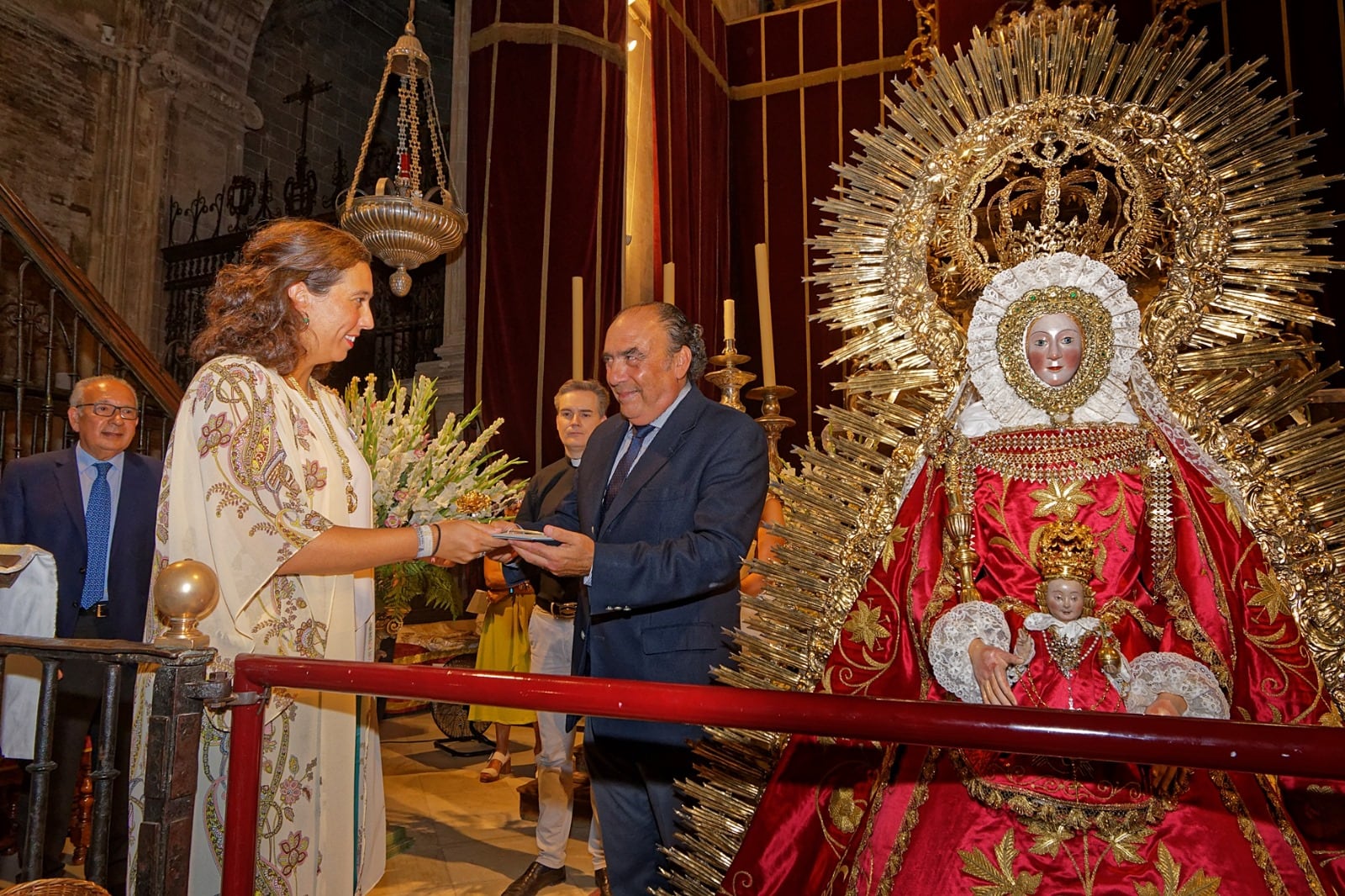 La hermana mayor de la Virgen de Gracia de Carmona, Concha Gavira, recibe de manos del hermano mayor de Los Gitanos, José María Flores, la Rosa de Pasión de Cruz de Guía