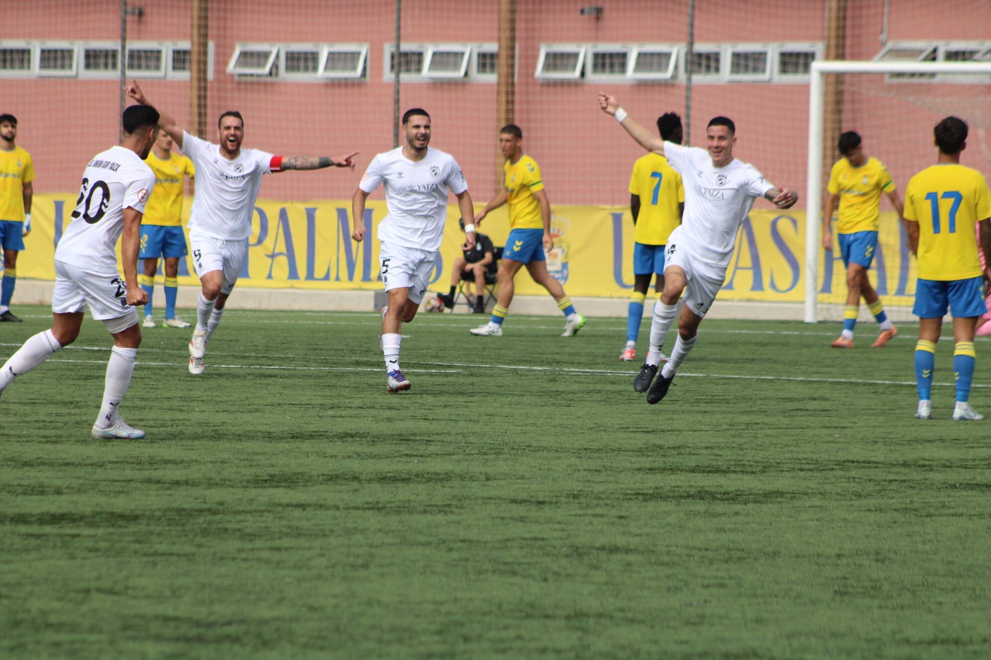 Los jugadores del Unión Sur Yaiza celebrando la victoria ante la UD Las Palmas Atlético.