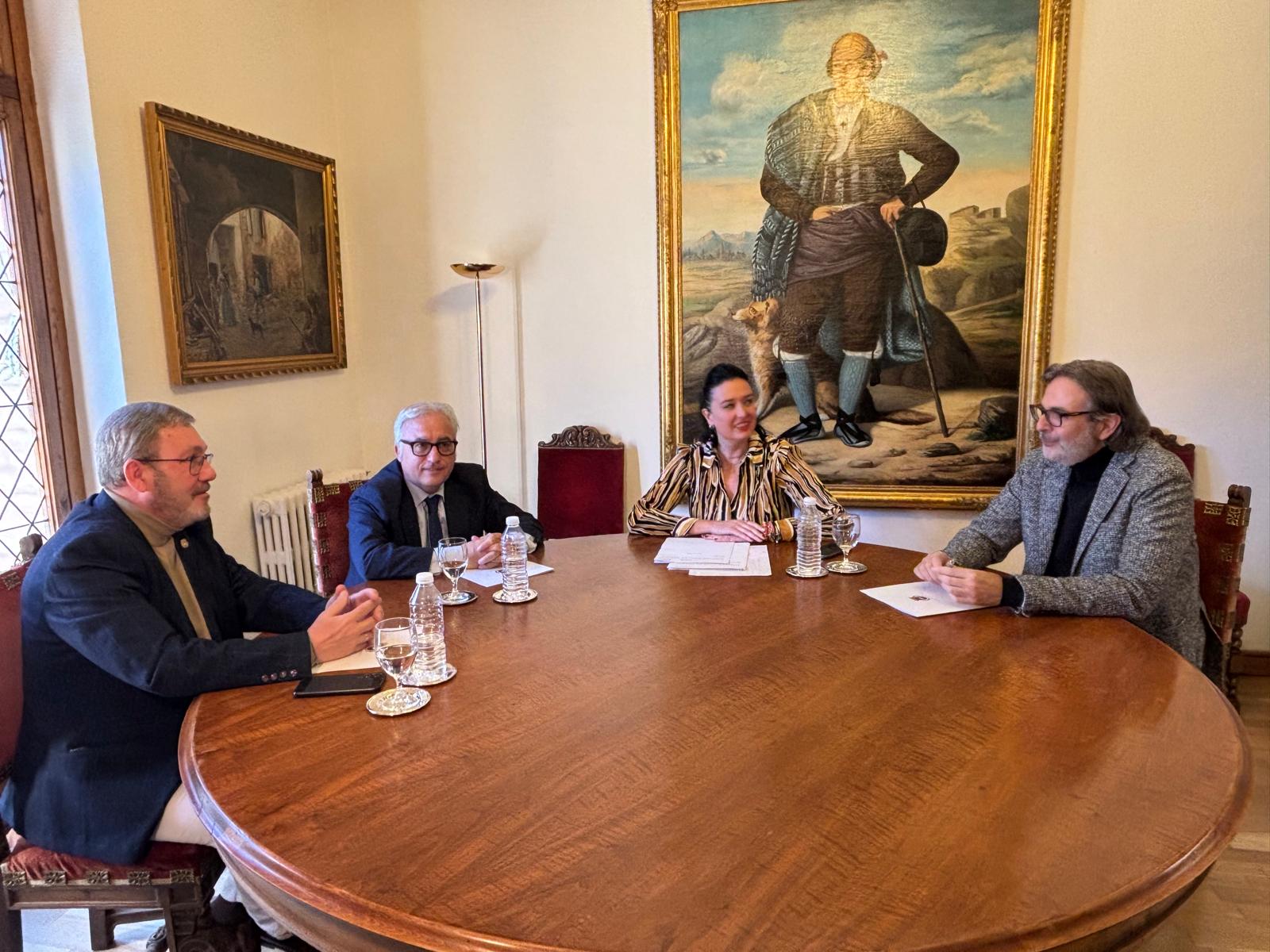 El consejero de Agricultura, Javier Rincón, en su visita al Ayuntamiento de Huesca junto a la alcaldesa Lorena Orduna, y a los concejales de Medio Ambiente y Urbanismo