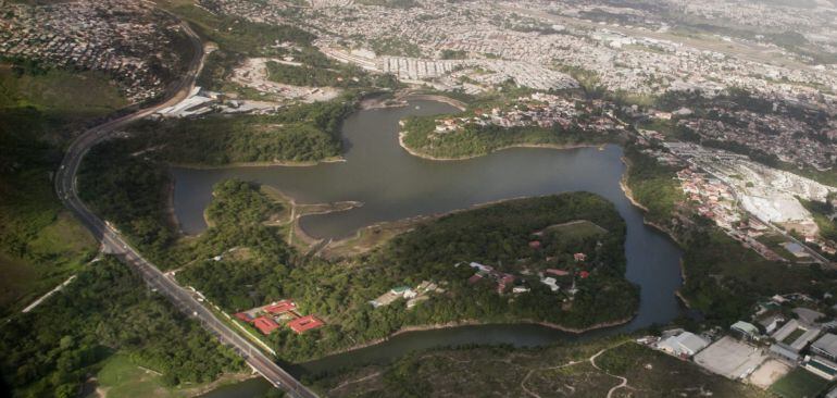 Fotografía del 28 de julio de 2015, que muestra una toma aérea de la Represa Los Laureles que abastece de agua potable a Tegucigalpa (Honduras). La carestía de agua en Honduras y El Salvador es alarmante, coincidieron en indicar este miércoles 29 de julio
