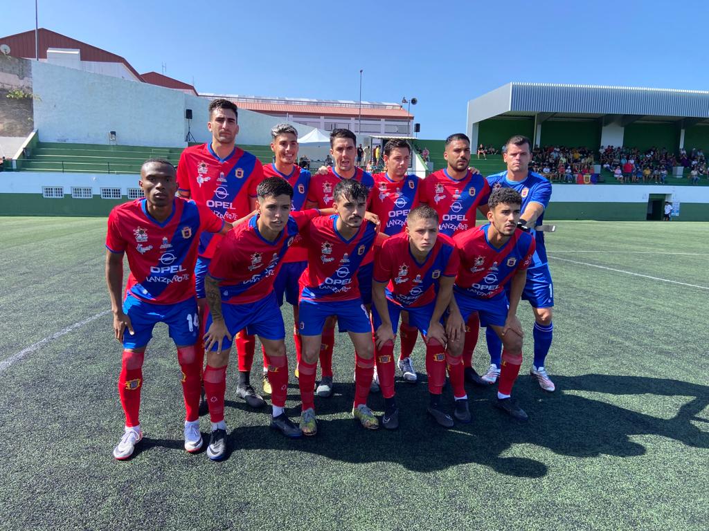 Equipo que presentó la UD Lanzarote presentó en el campo del Atlético Victoria.