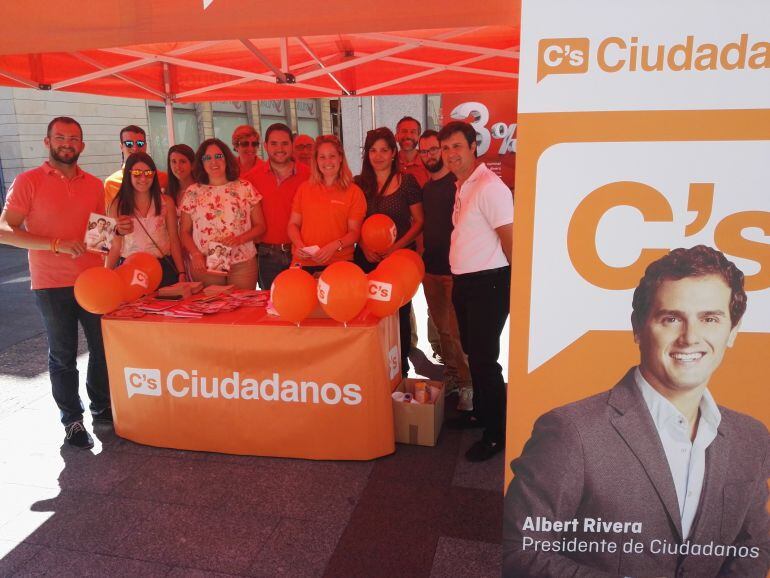 Ciudadanos ha repartido hoy zumo de naranja