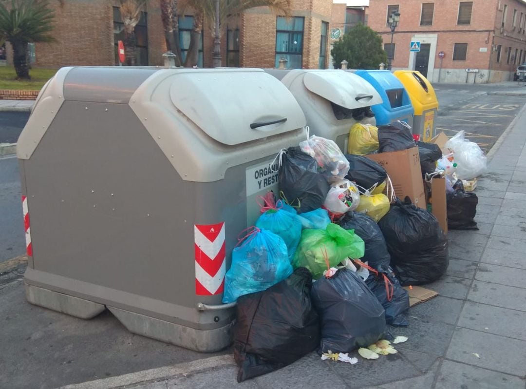 Contendor lleno de basura