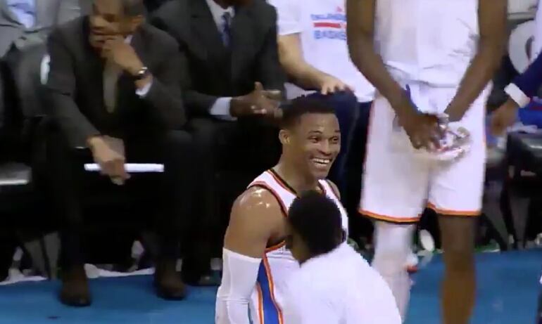 La cara de Westbrook después de ver la canasta de Abrines 