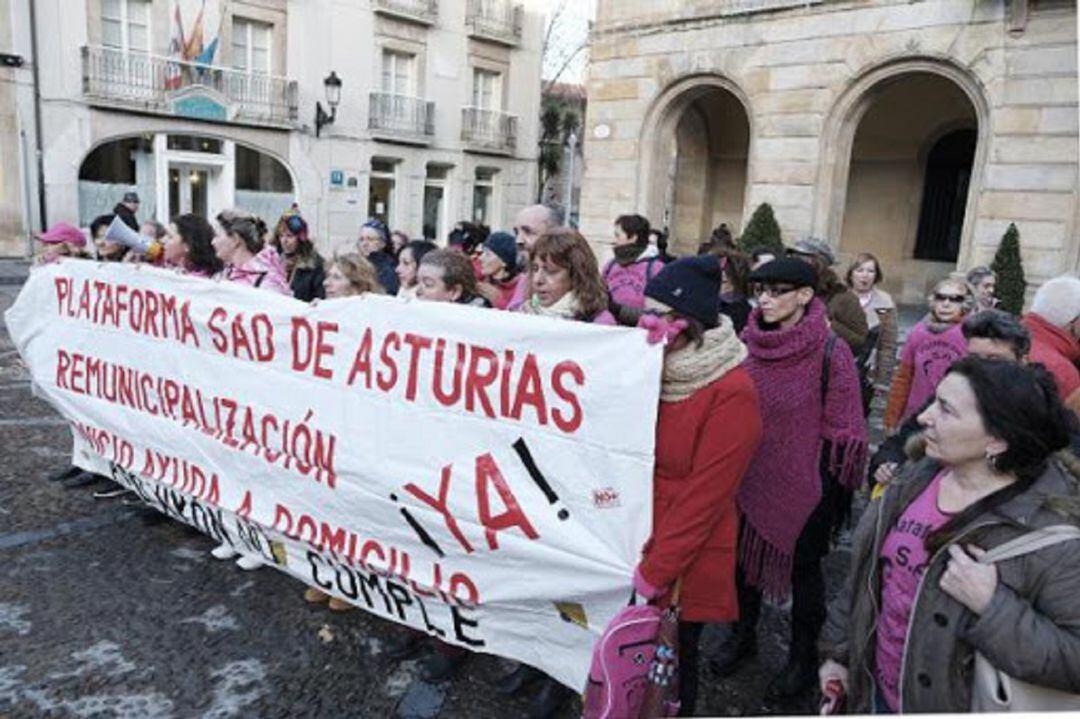 Imagen de una de las concentraciones frente al Ayuntamiento para reclamar la remunicipalización del servicio. 