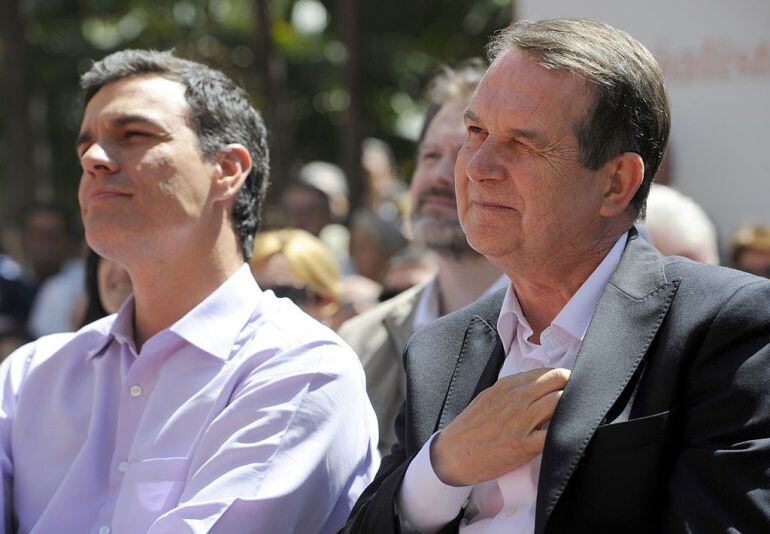 Abel Caballero durante un encuentro socialista acompañado de Pedro Sánchez