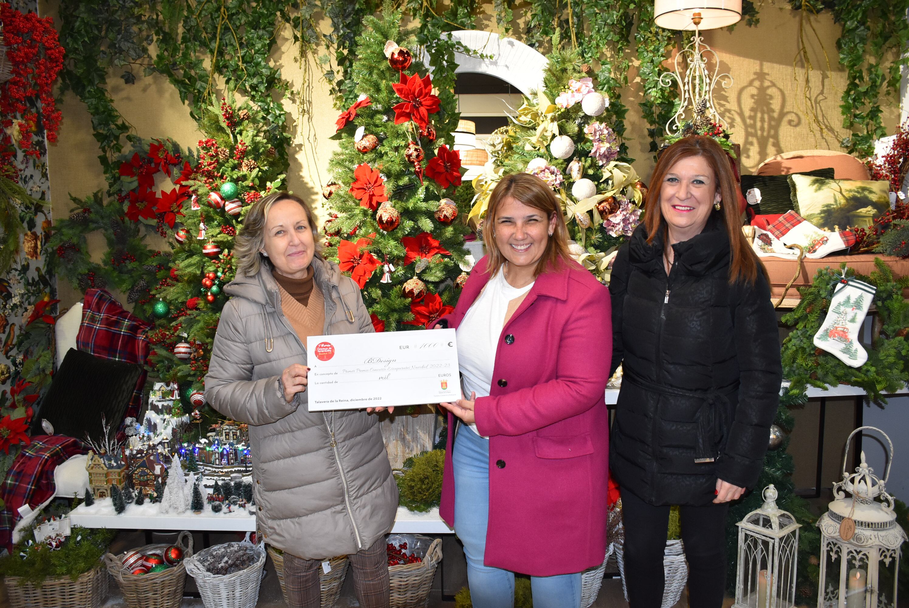 Tita García junto a María Jesús Pérez haciendo entrega de uno de los premios del Concurso de Escaparates