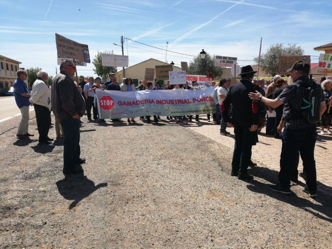 Concentración en Pozuelo de Tábara contra las macrogranjas