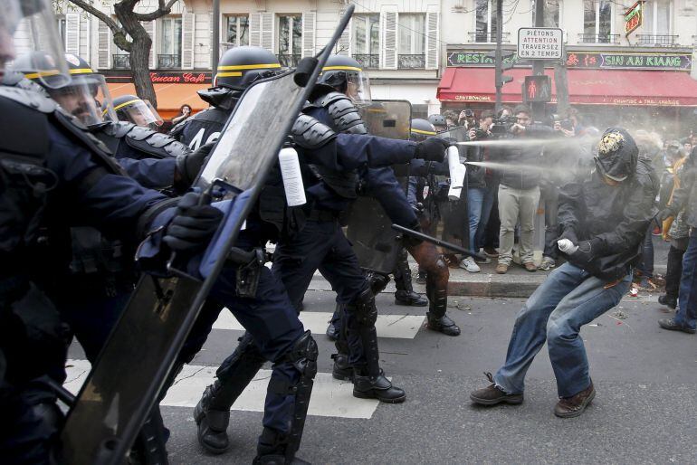 Centenares de ecologistas se enfrentan a la policía en el centro de París tras prohibirse la gran manifestación prevista por motivos de seguridad.