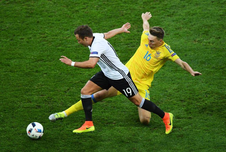 Götze pugna por una pelota con Serhiy Sydorchuk