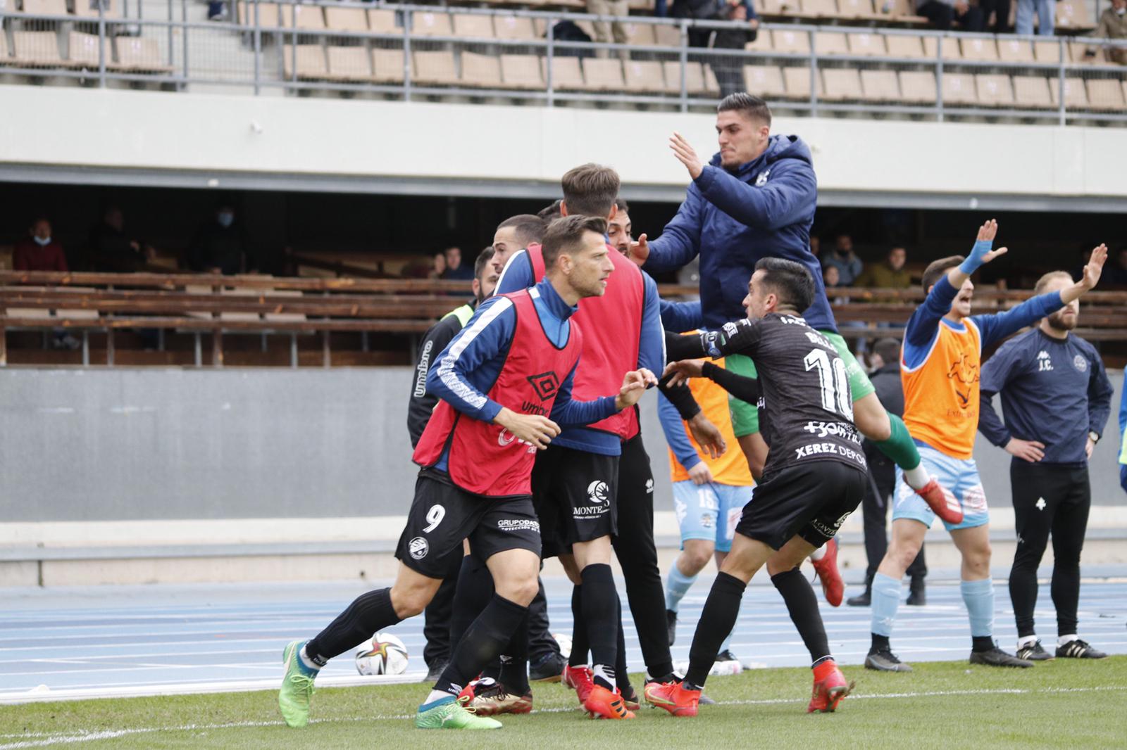 Juagdores del Xerez DFC celebrando el gol de Poley